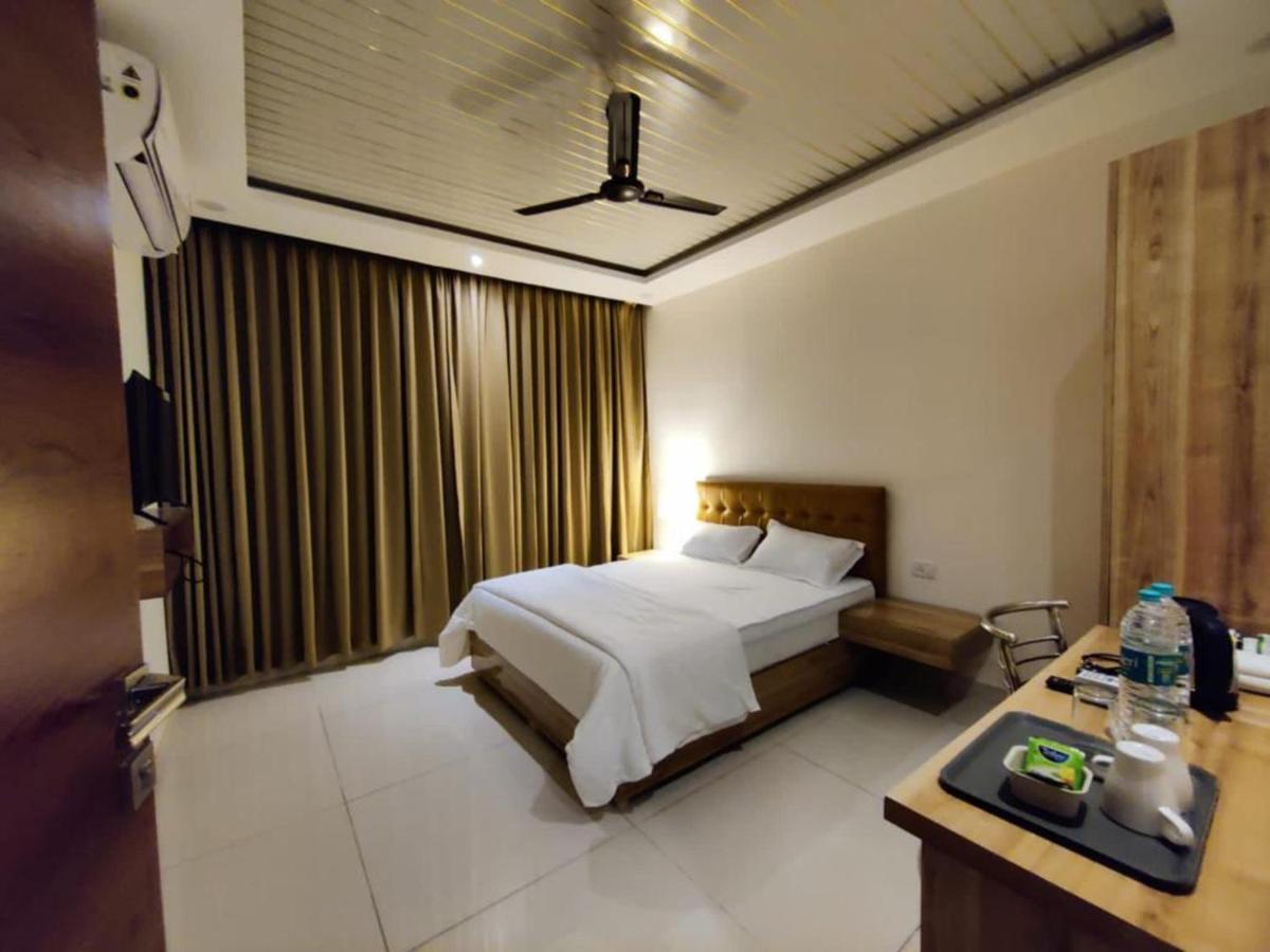 Hotel Hibiscus Tree- Bachupally ไฮเดอราบัด ภายนอก รูปภาพ